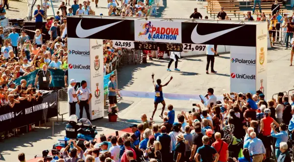 Maraton skąd nazwa? Odkryj fascynującą historię biegu maratońskiego