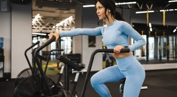Jak połączyć trening cardio i siłowy bez przetrenowania – skuteczny plan dla każdego
