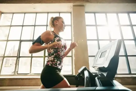 Jak robić cardio na bieżni: skuteczne techniki dla początkujących